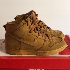 Used - Nike Dunk High W size 6/Y Size 4.5